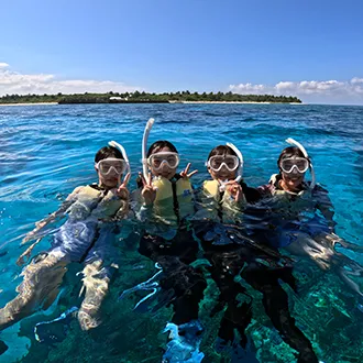透明度の高い沖縄の海でシュノーケリング