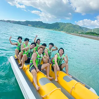 沖縄の海をバナナボートで滑走する