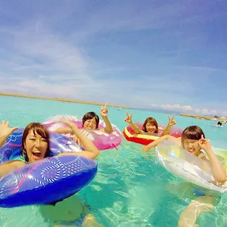 白い砂浜のビーチでのんびり海水浴