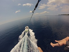 瀬底島近海で飛ぶ!パラセーリング