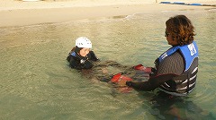 足のつく水深の水面で装着し